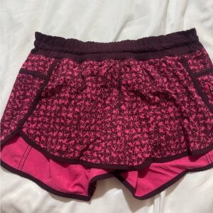 Lululemon tracker Women’s Pink print Shorts size 8 EUC